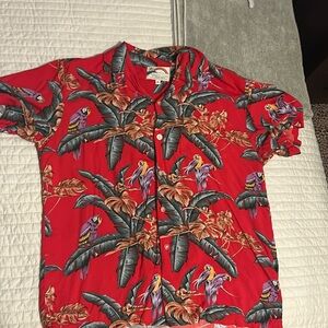Hawaiian shirt! Fits small and medium, unisex